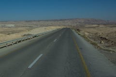 Vue large de route de désert par le sud-ouest d'Isreal photographie stock libre de droits Vue large de route de désert par le sud-ouest d'Isreal photographie stock libre de droits