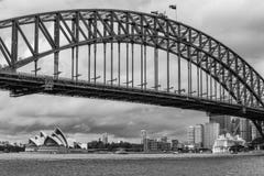 Vue noire et blanche de Sydney du centre vue du secteur de parc d'attractions, Nouvelle-Galles du Sud, Australie photographie stock Vue noire et blanche de Sydney du centre vue du secteur de parc d'attractions, Nouvelle-Galles du Sud, Australie photographie stock