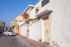 Vue ordinaire de rue avec la voiture garée et les murs blancs, Arabie Saoudite Photographie stock Vue ordinaire de rue avec la voiture garée et les murs blancs, Arabie Saoudite Photographie stock