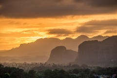 Vue paisible de vallée de Vinales au lever de soleil Vue aérienne de la vallée de Vinales au Cuba Crépuscule et brouillard de mat Photo stock Vue paisible de vallée de Vinales au lever de soleil Vue aérienne de la vallée de Vinales au Cuba Crépuscule et brouillard de mat Photo stock