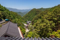 Vue panoramique au temple bouddhiste coréen Guinsa complexe avec la vallée et les montagnes Guinsa, r?gion de Danyang, Cor?e du S photos libres de droits Vue panoramique au temple bouddhiste coréen Guinsa complexe avec la vallée et les montagnes Guinsa, r?gion de Danyang, Cor?e du S photos libres de droits