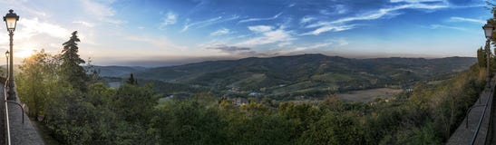 Vue panoramique avec le coucher du soleil de la ville Radda dans le chianti au beautif photographie stock libre de droits Vue panoramique avec le coucher du soleil de la ville Radda dans le chianti au beautif photographie stock libre de droits