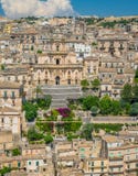 Vue panoramique dans Modica, ville étonnante dans la province de Raguse, dans la région italienne de la Sicile Sicilia, l'Italie images stock Vue panoramique dans Modica, ville étonnante dans la province de Raguse, dans la région italienne de la Sicile Sicilia, l'Italie images stock
