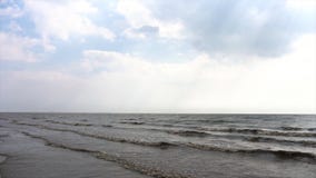 Vue panoramique de bord de la mer avec les vagues et le fond de ciel nuageux Mer et vagues orageuses nuageuses dans le mouvement photo libre de droits Vue panoramique de bord de la mer avec les vagues et le fond de ciel nuageux Mer et vagues orageuses nuageuses dans le mouvement photo libre de droits