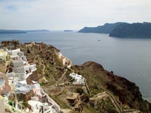 Vue panoramique de caldeira et de mer Égée au village d'Oia de l'île de Santorini photographie stock Vue panoramique de caldeira et de mer Égée au village d'Oia de l'île de Santorini photographie stock
