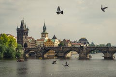 Vue panoramique de Charles Bridge Karluv célèbre plus et de vieille ville à Prague, République Tchèque image libre de droits Vue panoramique de Charles Bridge Karluv célèbre plus et de vieille ville à Prague, République Tchèque image libre de droits