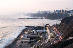 Vue panoramique de coucher du soleil sur la côte verte à Lima, Pérou photos stock Vue panoramique de coucher du soleil sur la côte verte à Lima, Pérou photos stock