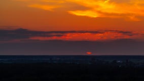 Vue panoramique de l'horizon et du coucher du soleil coloré sur les périphéries de la ville photographie stock libre de droits Vue panoramique de l'horizon et du coucher du soleil coloré sur les périphéries de la ville photographie stock libre de droits
