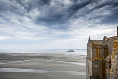 Vue panoramique de l'île de marée célèbre de le Mont Saint-Michel un jour nuageux, Normandie, France du nord images stock Vue panoramique de l'île de marée célèbre de le Mont Saint-Michel un jour nuageux, Normandie, France du nord images stock