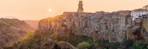 Vue panoramique de la vieille ville de Pitigliano dans le coucher du soleil images stock Vue panoramique de la vieille ville de Pitigliano dans le coucher du soleil images stock
