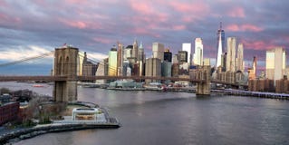 Vue panoramique de pont de Brooklyn au lever de soleil à New York LES Etats-Unis photographie stock Vue panoramique de pont de Brooklyn au lever de soleil à New York LES Etats-Unis photographie stock
