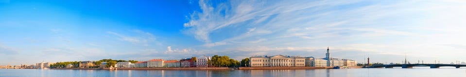 Vue panoramique de rivière de Neva dans le St Petersbourg, Russie Photos stock Vue panoramique de rivière de Neva dans le St Petersbourg, Russie Photos stock