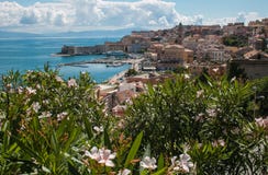 Vue panoramique de ville de Gaeta sur la mer tyrrhénienne avec des fleurs Photo libre de droits Vue panoramique de ville de Gaeta sur la mer tyrrhénienne avec des fleurs Photo libre de droits