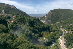 Vue panoramique des collines de l'Ombrie et l'endroit du Marmore photographie stock libre de droits Vue panoramique des collines de l'Ombrie et l'endroit du Marmore photographie stock libre de droits