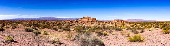 Vue panoramique des montagnes énormes illuminées images stock Vue panoramique des montagnes énormes illuminées images stock
