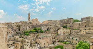 Vue panoramique des pierres typiques Sassi di Matera et de l'église de Matera sous le ciel bleu avec des nuages, effet de laps de clips vidéos Vue panoramique des pierres typiques Sassi di Matera et de l'église de Matera sous le ciel bleu avec des nuages, effet de laps de clips vidéos