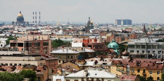 Vue panoramique du centre de la ville, du toit d'un immeuble de ville, un jour obscurci d'été St Petersburg, Russie, image stock Vue panoramique du centre de la ville, du toit d'un immeuble de ville, un jour obscurci d'été St Petersburg, Russie, image stock