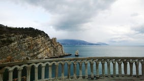 Vue panoramique du nid du ` s d'hirondelle de palais au côté de Yalta - ` de Sailer de ` de montagne et belle mer images stock Vue panoramique du nid du ` s d'hirondelle de palais au côté de Yalta - ` de Sailer de ` de montagne et belle mer images stock
