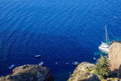 Vue panoramique du vaste espace méditerranéen bleu de copie de paysage marin avec l'onde lumineuse, les bateaux de navigation et photographie stock Vue panoramique du vaste espace méditerranéen bleu de copie de paysage marin avec l'onde lumineuse, les bateaux de navigation et photographie stock