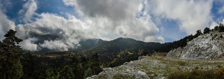 Vue panoramique en haut dessus des forêts et de la serpentine de l'île grecque d'Evia avec la mer et de nuages sur l'horizon sur photo stock Vue panoramique en haut dessus des forêts et de la serpentine de l'île grecque d'Evia avec la mer et de nuages sur l'horizon sur photo stock