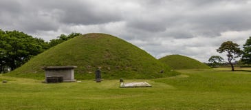 Vue panoramique sur la colline de tombe de Cheonmachong avec le monument principal Gyeongju, Cor?e du Sud, Asie photographie stock libre de droits Vue panoramique sur la colline de tombe de Cheonmachong avec le monument principal Gyeongju, Cor?e du Sud, Asie photographie stock libre de droits