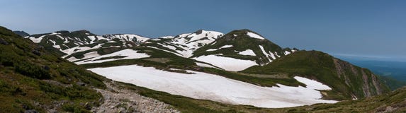 Vue panoramique sur les pentes vertes autour du bâti Kurodake photographie stock Vue panoramique sur les pentes vertes autour du bâti Kurodake photographie stock