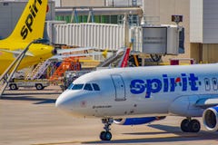 Vue partielle d'avion de Spirit Airlines NK à la porte en Orlando International Airport MCO 2 photographie stock libre de droits Vue partielle d'avion de Spirit Airlines NK à la porte en Orlando International Airport MCO 2 photographie stock libre de droits