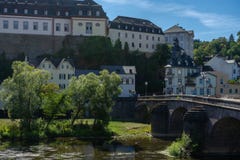 Vue pour se retrancher Weilburg et le pont photographie stock libre de droits Vue pour se retrancher Weilburg et le pont photographie stock libre de droits