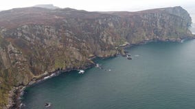 Vue a?rienne des seacliffs ?tonnants ? la t?te de klaxon le Donegal - en Irlande banque de vidéos Vue a?rienne des seacliffs ?tonnants ? la t?te de klaxon le Donegal - en Irlande banque de vidéos