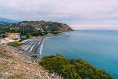 Vue supérieure aérienne de panorama de plage d'Aghia Galini à l'île de Crète en Grèce Côte sud de la mer libyenne image stock Vue supérieure aérienne de panorama de plage d'Aghia Galini à l'île de Crète en Grèce Côte sud de la mer libyenne image stock