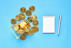 Vue supérieure, or Bitcoin placé dans un petit caddie Des concepts de devise de Digital peuvent être employés pour faire les acha Photographie stock Vue supérieure, or Bitcoin placé dans un petit caddie Des concepts de devise de Digital peuvent être employés pour faire les acha Photographie stock