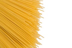 Vue supérieure, configuration plate Spaghetti jaunes crus d'isolement sur le fond blanc Les spaghetti ont présenté diagonalement photo libre de droits Vue supérieure, configuration plate Spaghetti jaunes crus d'isolement sur le fond blanc Les spaghetti ont présenté diagonalement photo libre de droits