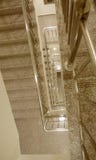 Vue supérieure d'escalier de construction ayant beaucoup d'étages avec tred et canalisations verticales photographie stock libre de droits Vue supérieure d'escalier de construction ayant beaucoup d'étages avec tred et canalisations verticales photographie stock libre de droits