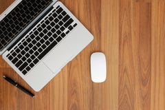 Vue supérieure d'ordinateur portable sans des caractères sur le clavier, la souris et un stylo sur le coin gauche supérieur Ayez Photo stock Vue supérieure d'ordinateur portable sans des caractères sur le clavier, la souris et un stylo sur le coin gauche supérieur Ayez Photo stock