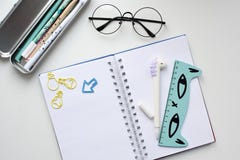 Vue supérieure d'un carnet vide ouvert avec un stylo sous forme de licorne, une trousse d'écolier avec des stylos de kawaii photographie stock Vue supérieure d'un carnet vide ouvert avec un stylo sous forme de licorne, une trousse d'écolier avec des stylos de kawaii photographie stock