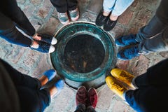 Vue supérieure d'un groupe de sept amis dans des chaussures multicolores photos libres de droits Vue supérieure d'un groupe de sept amis dans des chaussures multicolores photos libres de droits