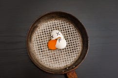 Vue supérieure d'un oeuf cassé dans une poêle, jaune renversé, visage peint, concept de nourriture Image stock Vue supérieure d'un oeuf cassé dans une poêle, jaune renversé, visage peint, concept de nourriture Image stock