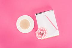 vue supérieure de beignet vitré avec la tasse du café et du carnet vide images stock vue supérieure de beignet vitré avec la tasse du café et du carnet vide images stock