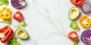 Vue supérieure de différents herbes et légumes sur le fond de marbre blanc image libre de droits Vue supérieure de différents herbes et légumes sur le fond de marbre blanc image libre de droits