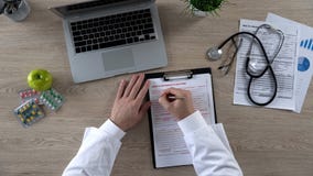 Vue supérieure de formulaire de réclamation remplissant d'assurance médicale maladie de médecin généraliste, soins de santé photos libres de droits Vue supérieure de formulaire de réclamation remplissant d'assurance médicale maladie de médecin généraliste, soins de santé photos libres de droits