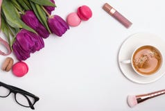 Vue supérieure de lieu de travail féminin élégant, concept de ressort avec les tulipes pourpres photo stock Vue supérieure de lieu de travail féminin élégant, concept de ressort avec les tulipes pourpres photo stock