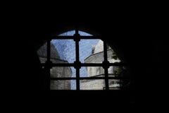 Vue supérieure de mosquée d'une fenêtre derrière des barres et un filet image libre de droits Vue supérieure de mosquée d'une fenêtre derrière des barres et un filet image libre de droits