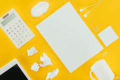 vue supérieure de page blanche de papier, de papiers chiffonnés, de notes, de calculatrice, d'écouteurs, de souris d'ordinateur e images stock vue supérieure de page blanche de papier, de papiers chiffonnés, de notes, de calculatrice, d'écouteurs, de souris d'ordinateur e images stock