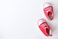 Vue supérieure de petite taille rouge mignonne de chaussures de toile sur le fond blanc photos libres de droits Vue supérieure de petite taille rouge mignonne de chaussures de toile sur le fond blanc photos libres de droits