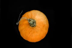 Vue supérieure de potiron orange d'isolement sur le fond noir photographie stock libre de droits Vue supérieure de potiron orange d'isolement sur le fond noir photographie stock libre de droits