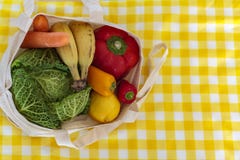 Vue supérieure de sac à provisions réutilisable avec les légumes frais et les fruits Déchets zéro, concept libre en plastique images libres de droits Vue supérieure de sac à provisions réutilisable avec les légumes frais et les fruits Déchets zéro, concept libre en plastique images libres de droits