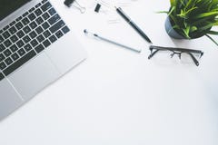 Vue supérieure de table moderne de bureau d'espace de travail avec l'ordinateur photographie stock libre de droits Vue supérieure de table moderne de bureau d'espace de travail avec l'ordinateur photographie stock libre de droits