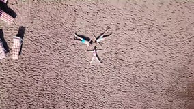 Vue supérieure de trois amis se trouvant sur le sable de plage sous forme d'étoile vidéo Groupe d'amis se couchant sur banque de vidéos Vue supérieure de trois amis se trouvant sur le sable de plage sous forme d'étoile vidéo Groupe d'amis se couchant sur banque de vidéos