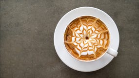 Vue supérieure de vue supérieure de café de cappuccino d'art chaud de latte sur la table concrète photo libre de droits Vue supérieure de vue supérieure de café de cappuccino d'art chaud de latte sur la table concrète photo libre de droits