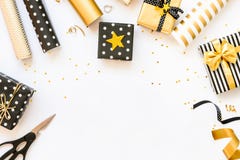 Vue supérieure des boîte-cadeau et des matériaux d'emballage dans diverses conceptions noires, blanches et d'or Configuration pla image libre de droits Vue supérieure des boîte-cadeau et des matériaux d'emballage dans diverses conceptions noires, blanches et d'or Configuration pla image libre de droits